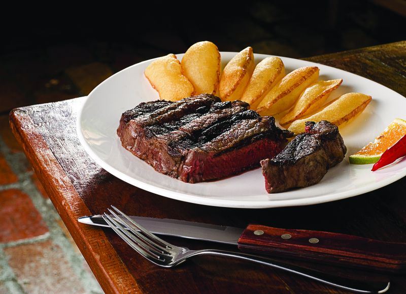 Dibaco: o bife ancho vem na companhia de batata suflê Dibaco: o bife ancho vem na companhia de batata suflê