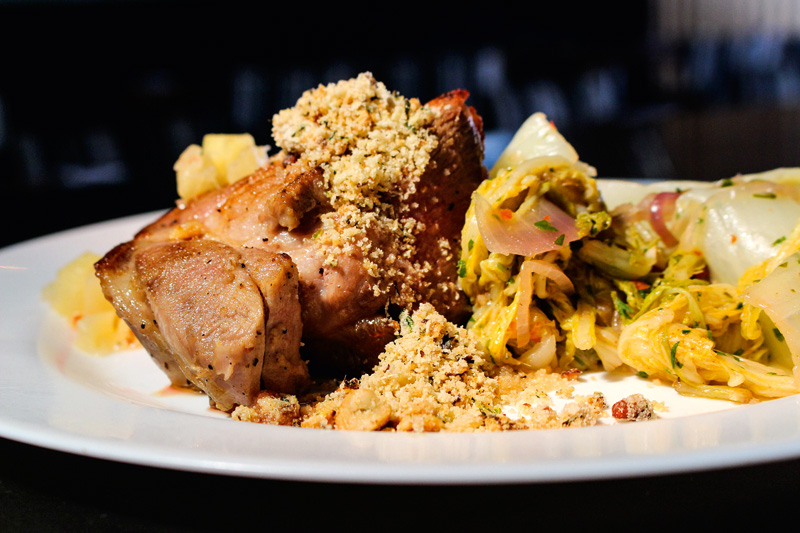 Copa lombo com chutney de abacaxi e farofa de avelã Copa lombo com chutney de abacaxi e farofa de avelã