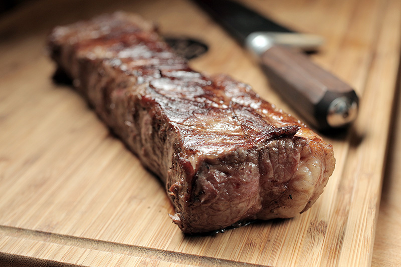 Bife de tira de gado bonsmara assado na brasa