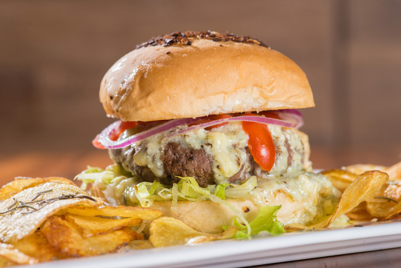 Hambúrguer com creme de gorgonzola e chips de batata