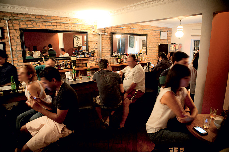 No salão estreito: banquetas à beira do balcão No salão estreito: banquetas à beira do balcão