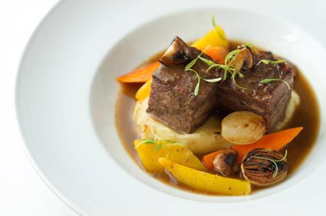 Bochecha de boi bourguignon com purê de batata Bochecha de boi bourguignon com purê de batata