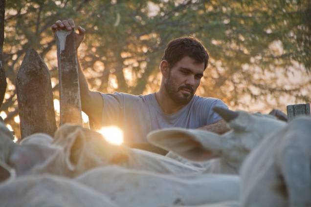Boi Neon: Juliano Cazarré vive Iremar, um vaqueiro que sonha em tornar-se estilista Boi Neon: Juliano Cazarré vive Iremar, um vaqueiro que sonha em tornar-se estilista