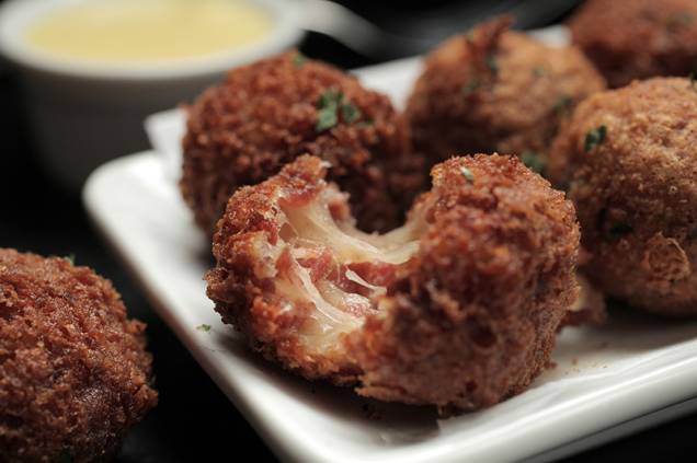 Bolinhos de linguiça calabresa e mussarela Bolinhos de linguiça calabresa e mussarela