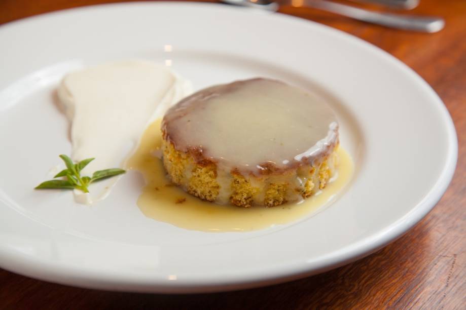 Para o ponto final, vá de bolo com calda toffe de manjericão e mascarpone