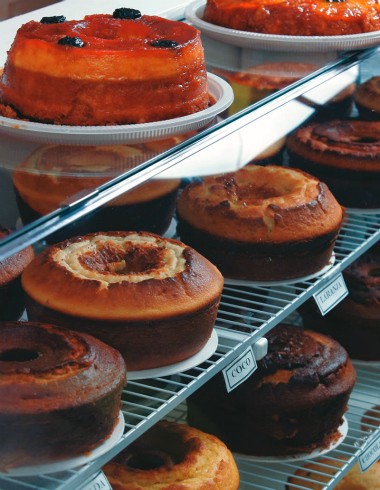 Vitrine da Tradicional Bolos Caseiros, em Moema: nada de fatias