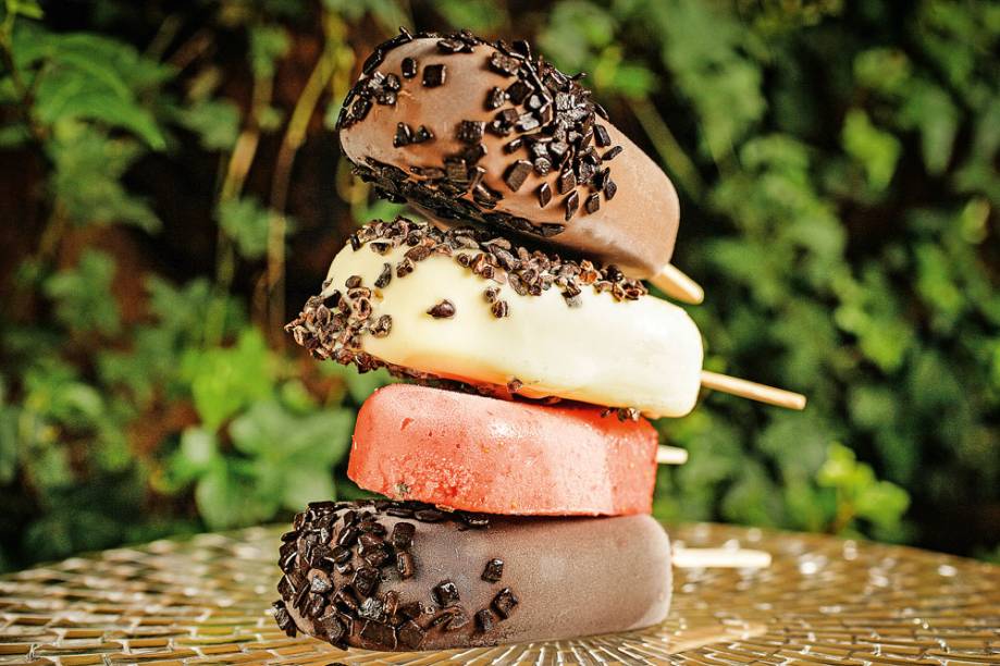 Stecchi: picolés cremosos com cobertura de chocolate Stecchi: picolés cremosos com cobertura de chocolate