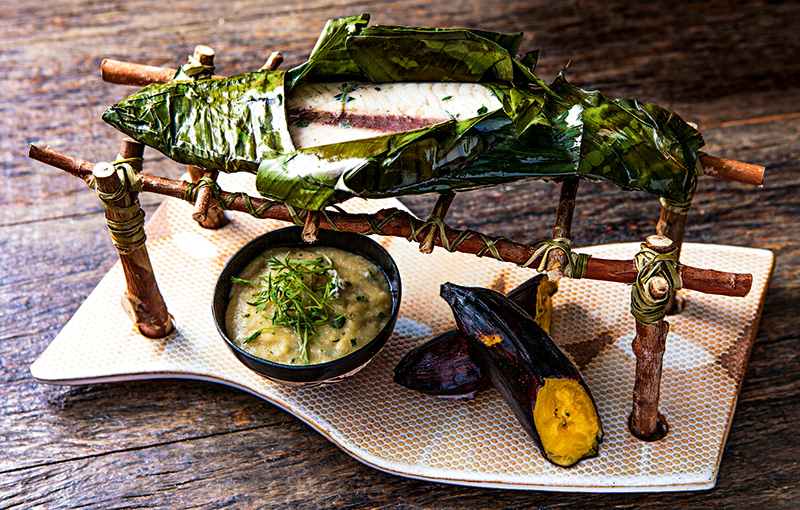 Pintado na folha de bananeira com banana assada e pirão Pintado na folha de bananeira com banana assada e pirão