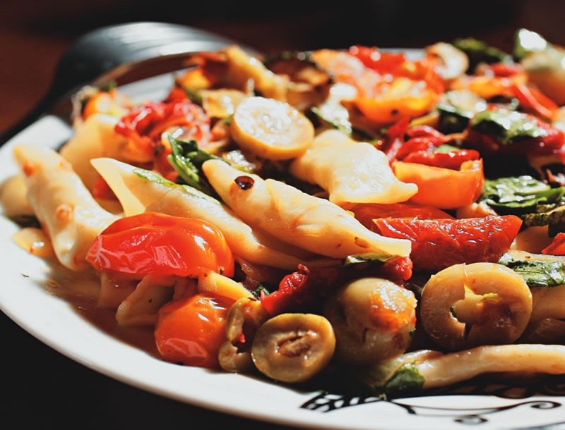 Garganelli costiera: massa com tomate, abobrinha, azeitona e rúcula Garganelli costiera: massa com tomate, abobrinha, azeitona e rúcula