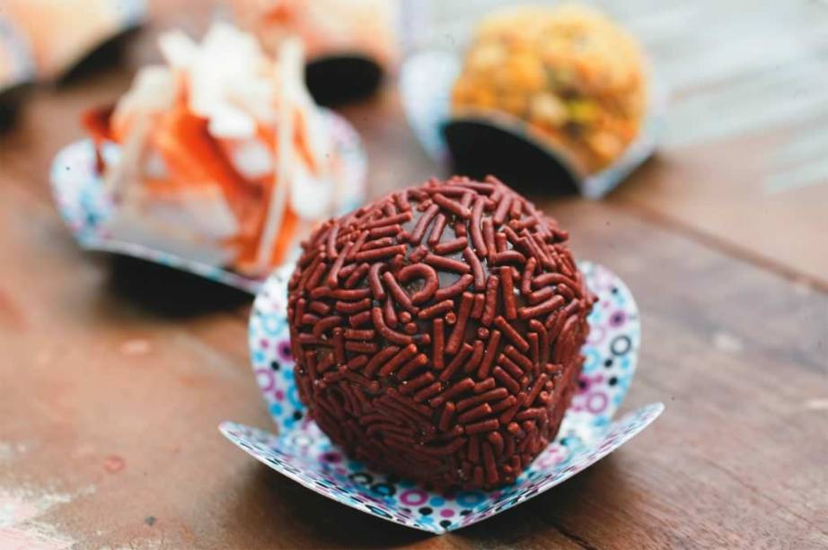 Doce recheado com morango na Brigadeiro Doceria & Café