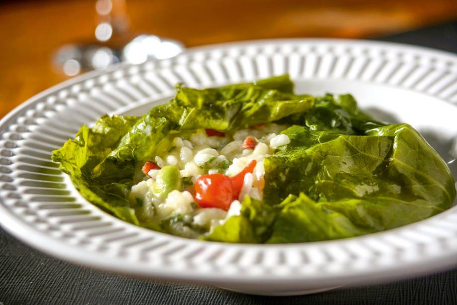 Risoto de linguiça defumada e edamame embrulhado em folhas de couve