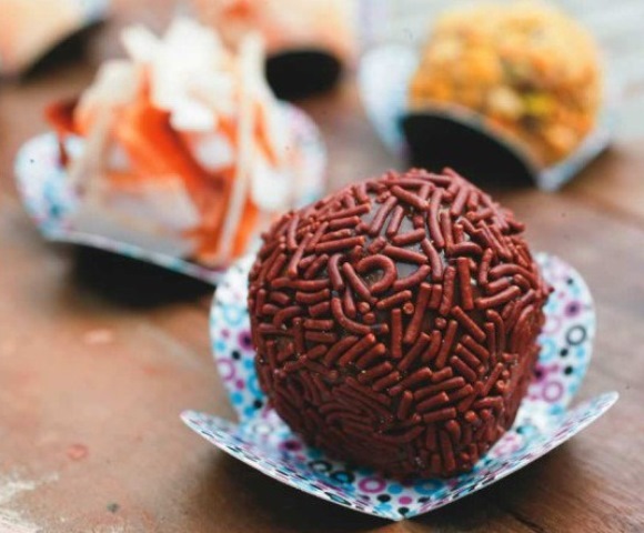 Doce recheado com morango na Brigadeiro Doceria & Café