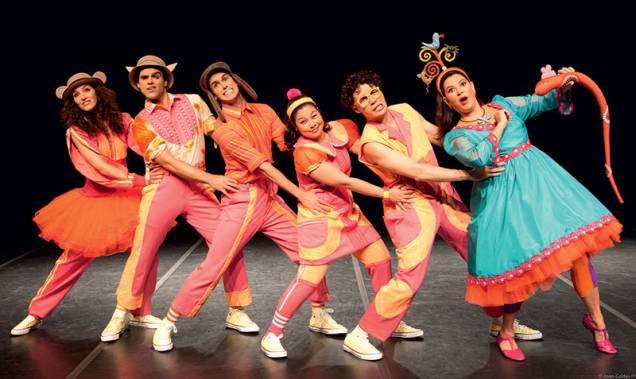 Os cantores bailarinos e Fortuna (de azul): canções vão do rock ao forró Os cantores bailarinos e Fortuna (de azul): canções vão do rock ao forró