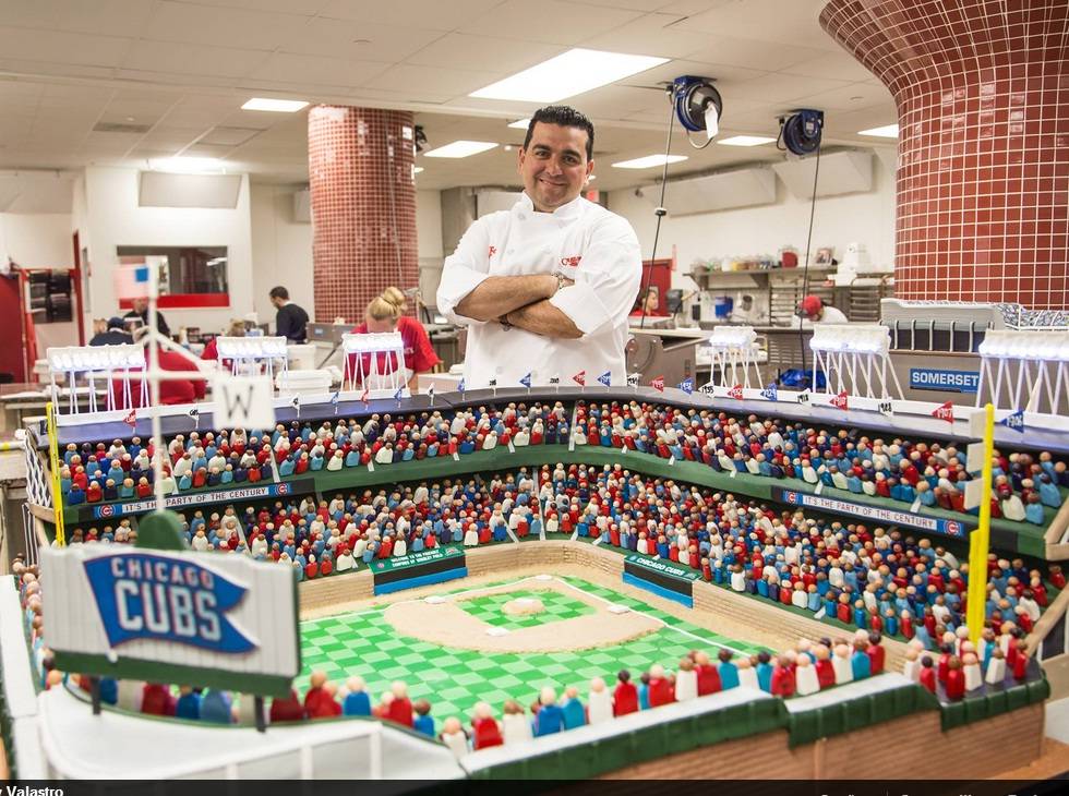 Buddy exibe uma de suas grandiosas criações, um bolo em formato de estádio de beisebol Buddy exibe uma de suas grandiosas criações, um bolo em formato de estádio de beisebol