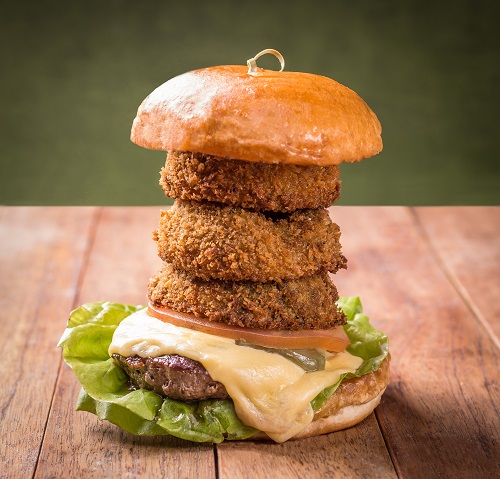 Rules: pão tradicional, black angus, onion rings, picles, e tomate Rules: pão tradicional, black angus, onion rings, picles, e tomate