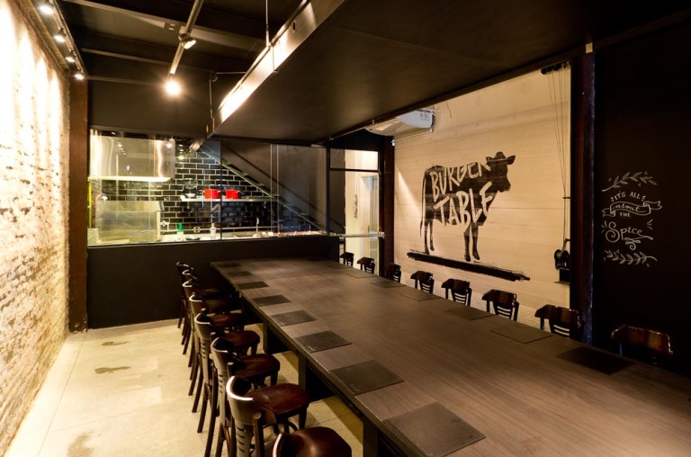 Mesa comunitária com vinte lugares Mesa comunitária com vinte lugares