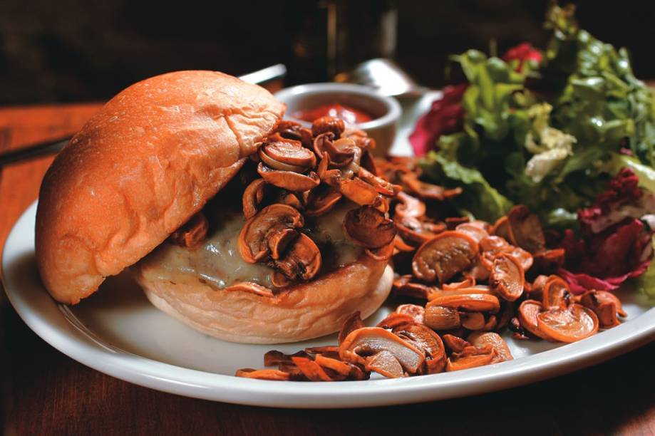 Para comer de garfo e faca: mushroom, com cogumelos frescos Para comer de garfo e faca: mushroom, com cogumelos frescos