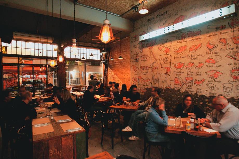 O ambiente: parede tem desenhos de cortes de carne O ambiente: parede tem desenhos de cortes de carne