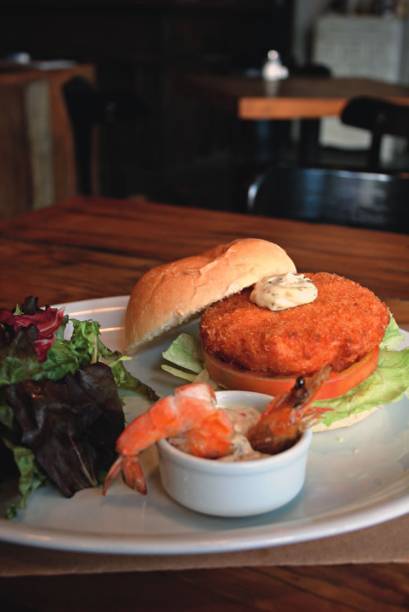 Shrimp burger: hambúrguer, feito de camarão e inhame, é finalizado por maionese de alcaparra