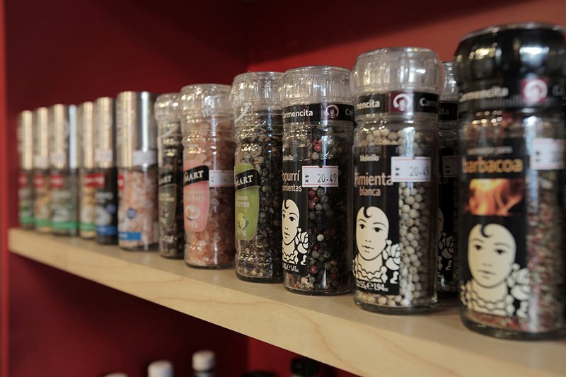 Também é possível se abastecer de pimentas em grãos e diferentes sais Também é possível se abastecer de pimentas em grãos e diferentes sais