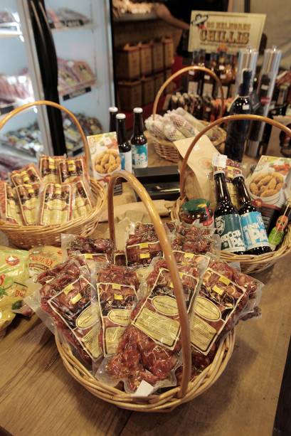 Na mesa central ficam os frios curados e opções de cestas já prontas para presente Na mesa central ficam os frios curados e opções de cestas já prontas para presente