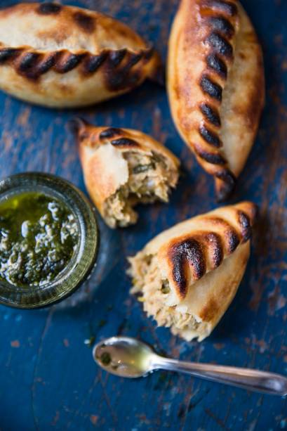 A empanada de frango caipira criado solto é uma delícia ao lado do molho verde de salsa e manjericão A empanada de frango caipira criado solto é uma delícia ao lado do molho verde de salsa e manjericão
