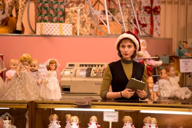 Carol: a jovem Therese Belivet se apaixona por Carol Aird, uma mulher recém-divorciada e mais velha Carol: a jovem Therese Belivet se apaixona por Carol Aird, uma mulher recém-divorciada e mais velha