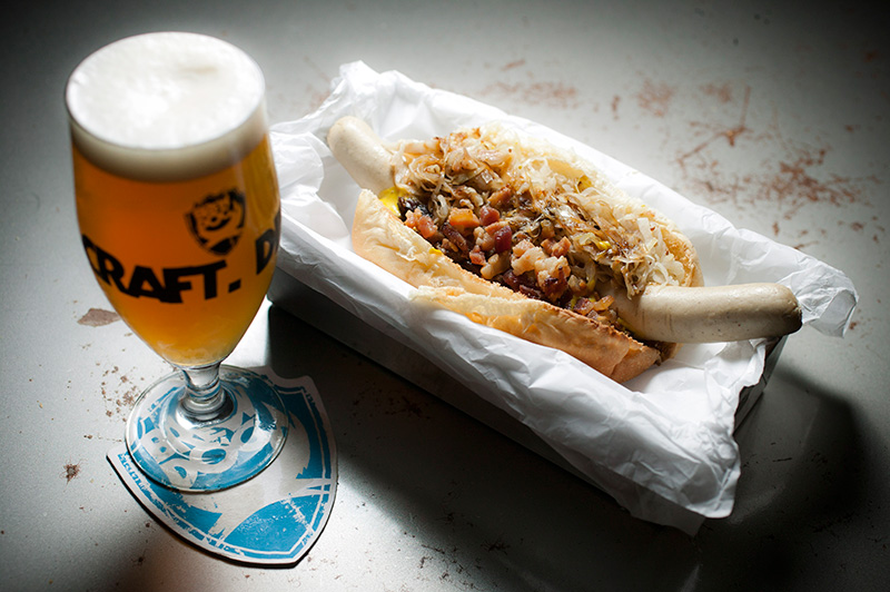 Hot-dog paradox: salsicha branca, chucrute e crisps de bacon Hot-dog paradox: salsicha branca, chucrute e crisps de bacon