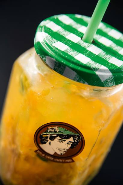 Caipirinha: vodca, tangerina, manjericão, hortelã, gengibre e mel Caipirinha: vodca, tangerina, manjericão, hortelã, gengibre e mel