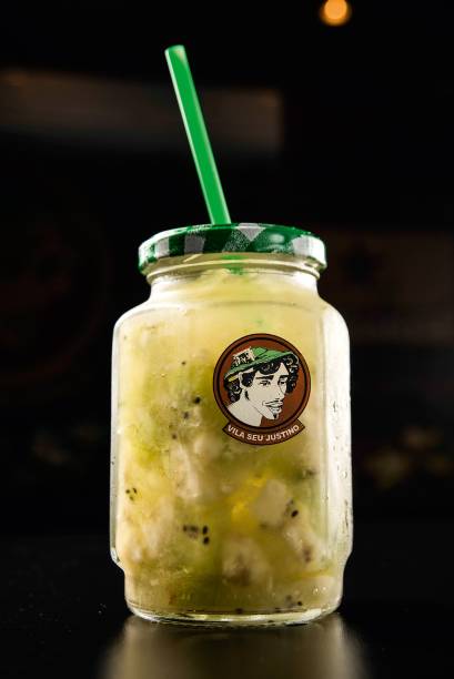 Caipirinha descolada: cachaça, kiwi, banana e xarope de canela Caipirinha descolada: cachaça, kiwi, banana e xarope de canela