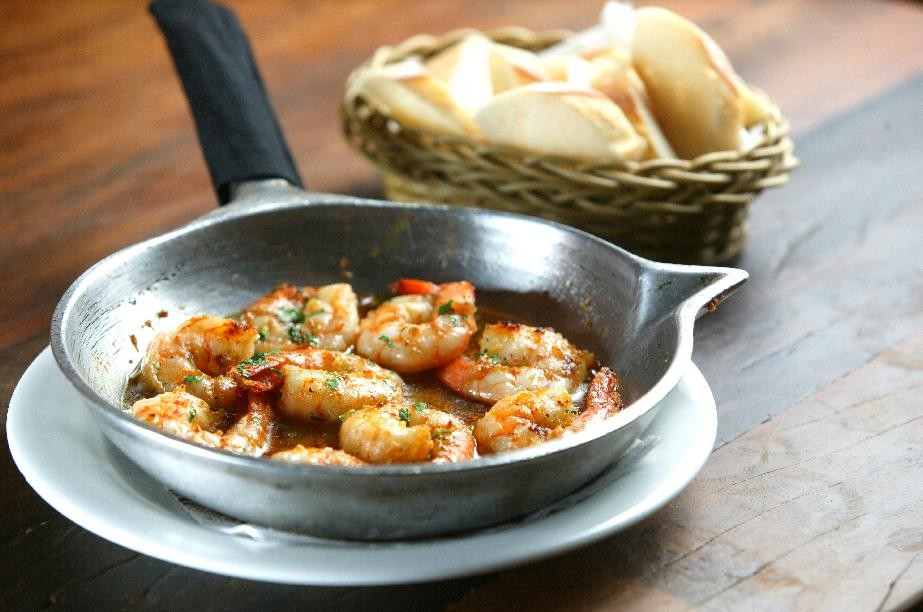 Gambas al ajillo da Adega Santiago: camarão ao azeite, alho e pimenta-vermelha