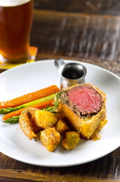 Beef wellington: filé-mignon envolto em massa folhada e uma camada de patê de cogumelos e trufas