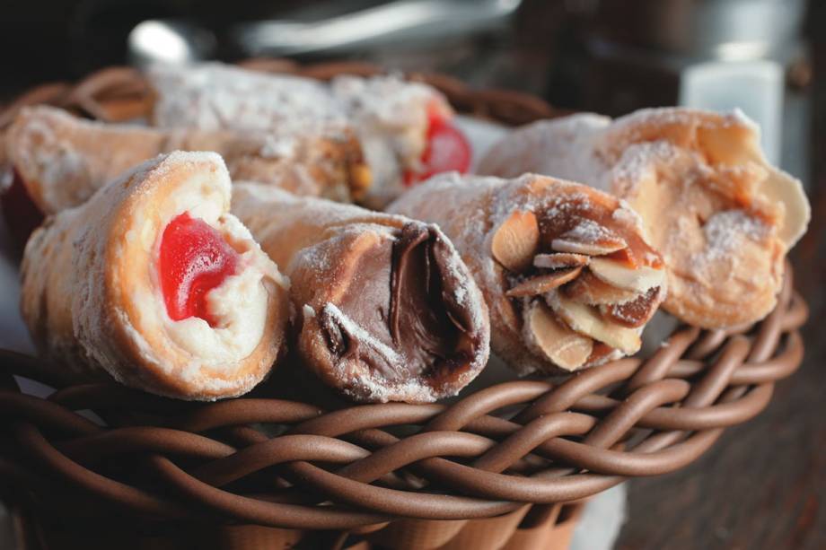 Canudos de massa frita bem sequinha Canudos de massa frita bem sequinha