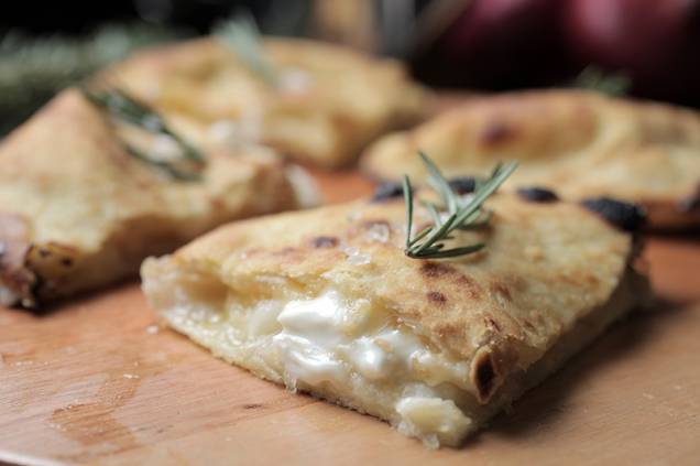Minicalzone recheado de mascarpone, catupiry e parmesão Minicalzone recheado de mascarpone, catupiry e parmesão