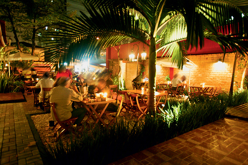 Fim de ano: com um agradável jardim, o lugar acolhe grupos de quinze convivas Fim de ano: com um agradável jardim, o lugar acolhe grupos de quinze convivas