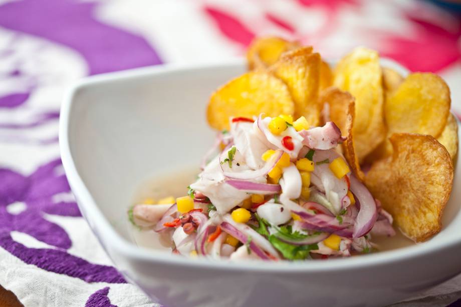 Domingo Cevichero: ceviche macarena leva peixe branco, camarão, polvo, coentro, pepino e manga