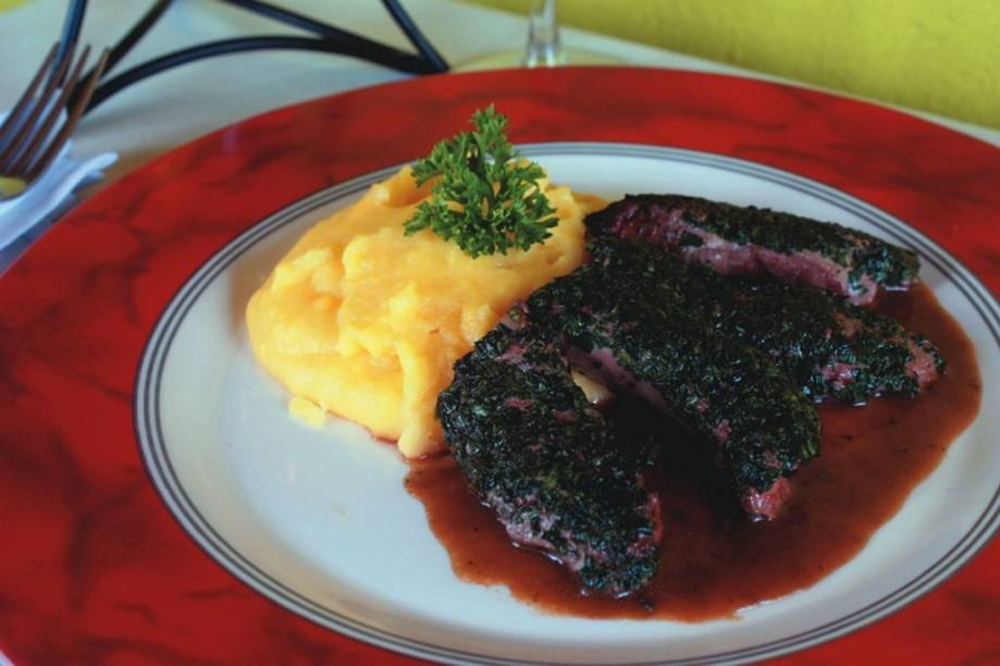 Filé de cordeiro em crosta de ervas acompanhado de polenta mole trufada