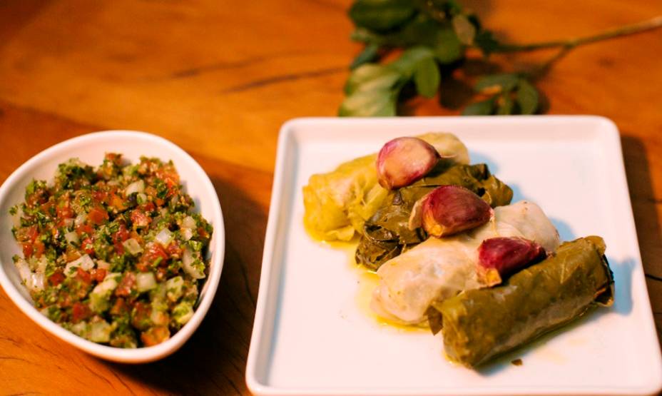 Duo de charutos enrolados com folhas de uva e de repolho Duo de charutos enrolados com folhas de uva e de repolho