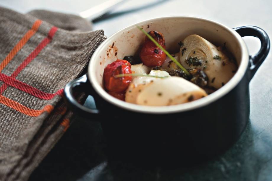 Receitas em panelinhas no francês Chef Rouge: menu harmonizado a vinhos traz sugestões como as vieiras com palmito pupunha e tomatinho Receitas em panelinhas no francês Chef Rouge: menu harmonizado a vinhos traz sugestões como as vieiras com palmito pupunha e tomatinho