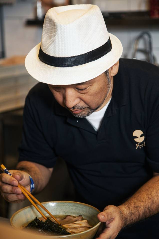 O chef Takeshi Koitani, dono de dois restaurantes especializados em lámen na região metropolitana de Tóquio, é o autor do cardápio O chef Takeshi Koitani, dono de dois restaurantes especializados em lámen na região metropolitana de Tóquio, é o autor do cardápio