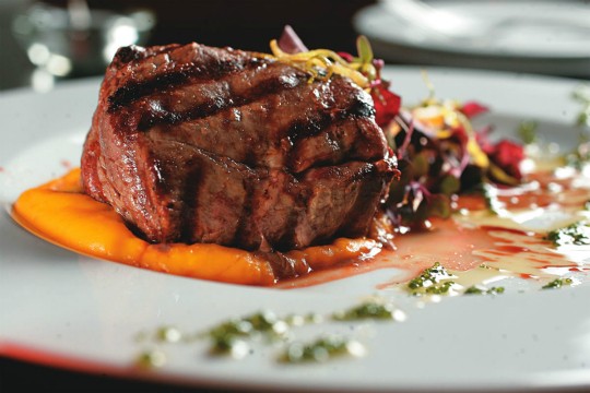 Filé-mignon sobre purê de abóbora com salada Filé-mignon sobre purê de abóbora com salada