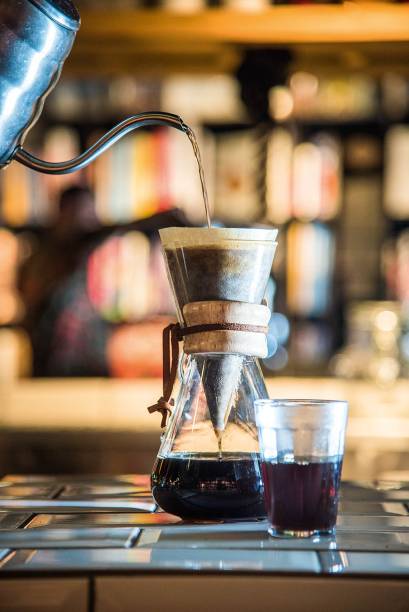 Café coado na Chemex: duas possibilidades de grão Café coado na Chemex: duas possibilidades de grão