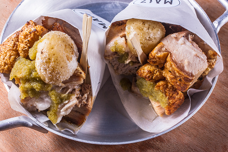 Chicharrones: tenros pedaços de porco com tiras de pele ultracrocantes e batatas na salsa verde