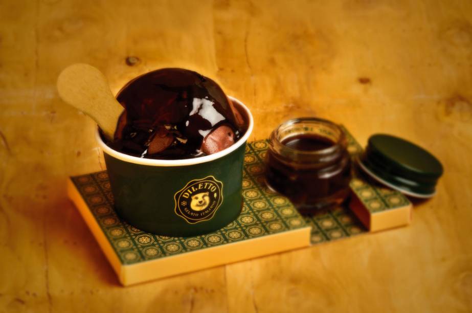 Bola de chocolate com calda: tudo sem açúcar Bola de chocolate com calda: tudo sem açúcar