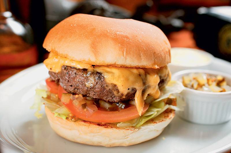 House burger: versão do cheese salada com relish de pepino House burger: versão do cheese salada com relish de pepino