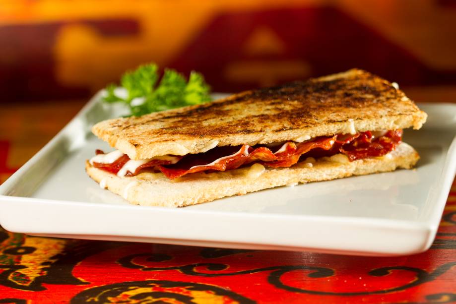 Bocadillo de chorizo com queijo emmenthal Bocadillo de chorizo com queijo emmenthal