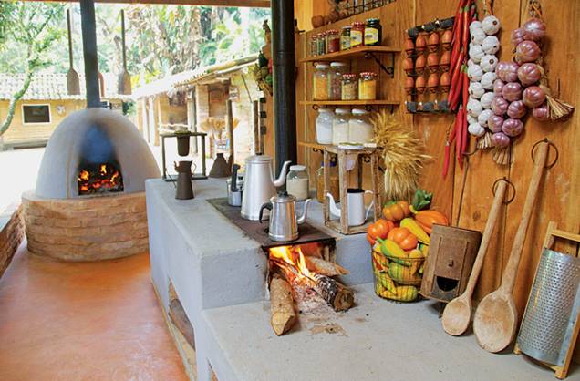 Vila caipira: o café passado no coador de pano é servido aos adultos Vila caipira: o café passado no coador de pano é servido aos adultos
