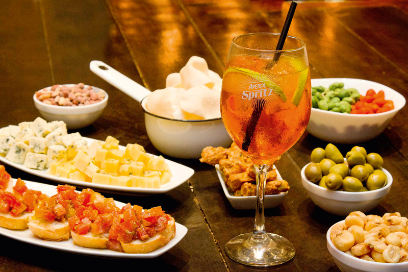 Para beliscar sem pagar: quem bebericar poderá se servir à vontade do balcão de aperitivos Para beliscar sem pagar: quem bebericar poderá se servir à vontade do balcão de aperitivos