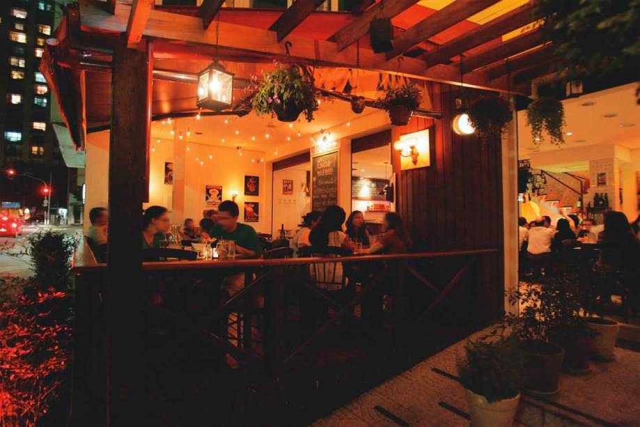 O simpático terraço da entrada: o ponto mais disputado do lugar O simpático terraço da entrada: o ponto mais disputado do lugar