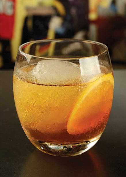 Criação do Derivan de Souza: classic leblon leva cachaça envelhecida, vermute tinto e licor de laranja Criação do Derivan de Souza: classic leblon leva cachaça envelhecida, vermute tinto e licor de laranja